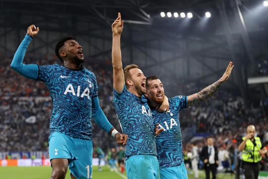 Champions League: Tottenham, Frankfurt ngược dòng vào vòng 1/8