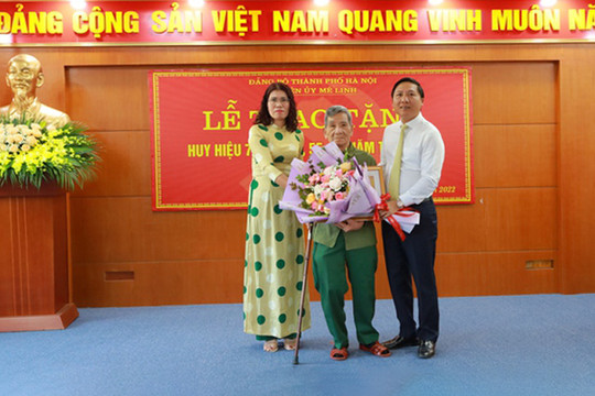 Huyện Mê Linh có 94 đảng viên được nhận Huy hiệu Đảng đợt 7-11