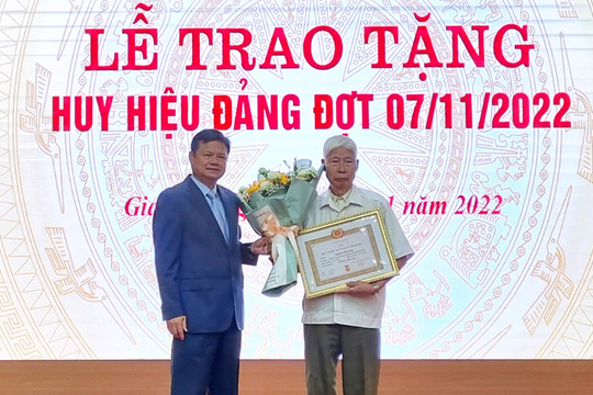 Huyện ủy Gia Lâm tổ chức Lễ trao tặng Huy hiệu Đảng đợt 7-11
