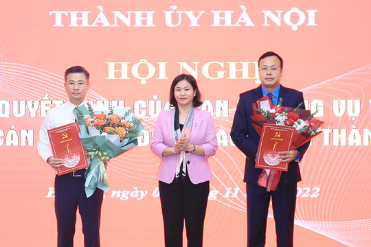 Phó Bí thư Thường trực Thành ủy Nguyễn Thị Tuyến trao các quyết định về công tác cán bộ