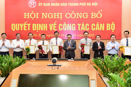 UBND thành phố Hà Nội công bố 6 quyết định về công tác cán bộ