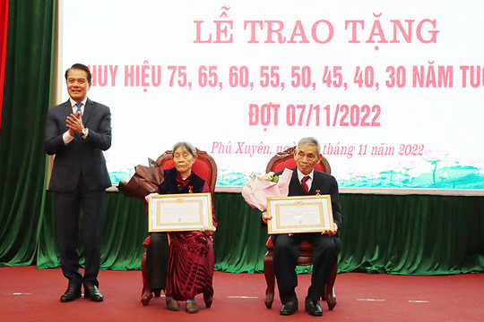 Huyện ủy Phú Xuyên trao Huy hiệu Đảng tặng 114 đảng viên
