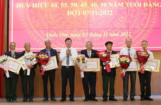 Quốc Oai có 74 đảng viên được trao Huy hiệu Đảng đợt 7-11