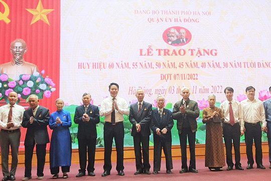 Quận ủy Hà Đông trao tặng Huy hiệu Đảng đợt 7-11