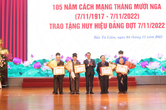 193 đảng viên quận Bắc Từ Liêm được trao Huy hiệu Đảng đợt 7-11