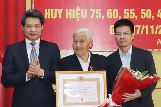Trưởng ban Nội chính Thành ủy Nguyễn Quang Đức trao Huy hiệu Đảng tại huyện Sóc Sơn