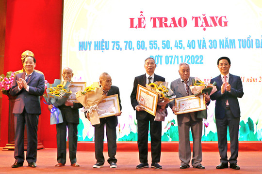 Thị ủy Sơn Tây, Huyện ủy Đan Phượng tổ chức Lễ trao tặng Huy hiệu Đảng đợt 7-11