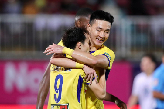 Hoàng Anh Gia Lai thắng trở lại, Hà Nội FC giữ ngôi đầu
