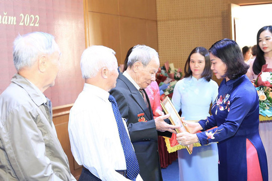 Phó Bí thư Thường trực Thành ủy Nguyễn Thị Tuyến trao tặng Huy hiệu Đảng tại quận Thanh Xuân