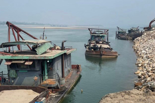 Bắt quả tang 5 tàu khai thác cát trái phép trên sông Đà