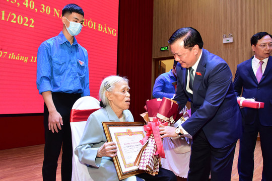 Đồng chí Đinh Tiến Dũng và đồng chí Nguyễn Thị Tuyến trao Huy hiệu Đảng tại quận Hai Bà Trưng