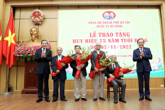 Đồng chí Nguyễn Ngọc Tuấn trao Huy hiệu Đảng tại quận Ba Đình