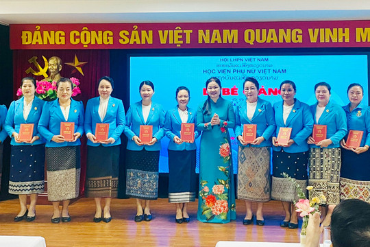 Bế giảng lớp bồi dưỡng công tác Hội cho 35 cán bộ phụ nữ nước bạn Lào