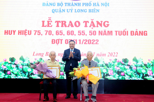 Đồng chí Trần Sỹ Thanh trao Huy hiệu Đảng tặng đảng viên lão thành quận Long Biên