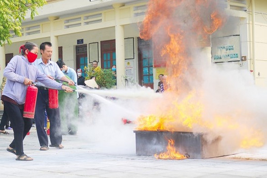 Huyện Quốc Oai tập huấn phòng cháy, chữa cháy cho hơn 200 hội viên nông dân