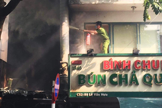 Nhanh chóng dập tắt đám cháy tại cửa hàng ăn uống ngõ 88 Lê Văn Hưu