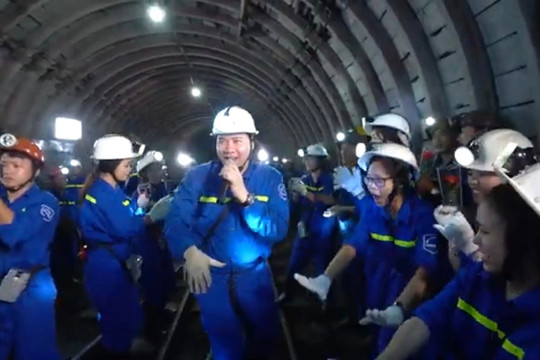 "Giọng ca Opera" Phúc Tiệp làm thợ mỏ, quay MV dưới hầm sâu