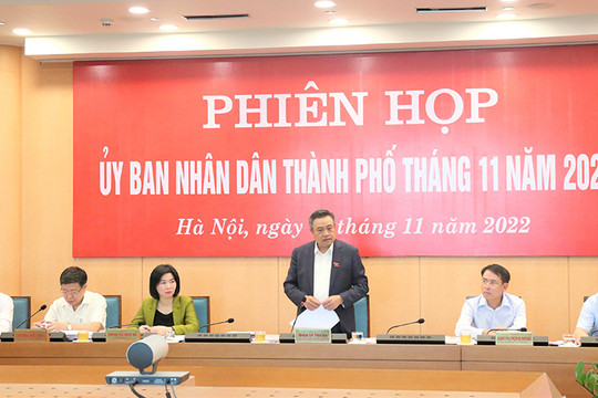 Tập thể UBND thành phố Hà Nội xem xét các nội dung trình kỳ họp HĐND thành phố