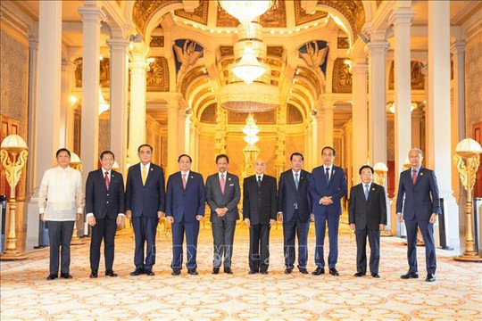 Thủ tướng Phạm Minh Chính cùng lãnh đạo các nước ASEAN tiếp kiến Quốc vương Campuchia