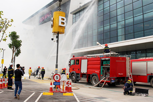 Huy động nhiều lực lượng xử lý cháy giả định tại Aeon Mall Hà Đông