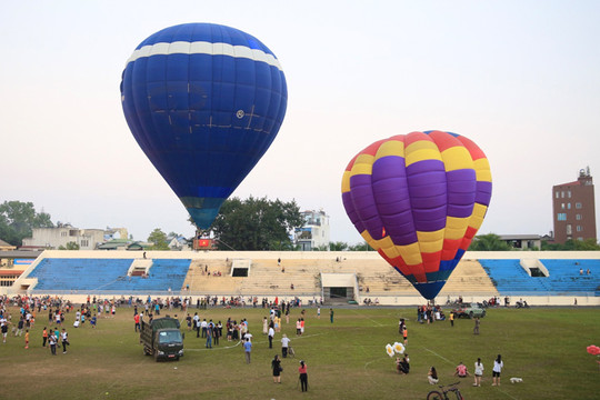 Lần đầu tiên thị xã Sơn Tây tổ chức lễ hội khinh khí cầu