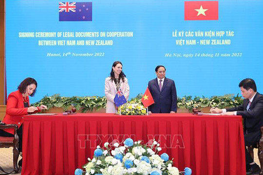 Thủ tướng Phạm Minh Chính và Thủ tướng New Zealand dự Lễ ký kết các văn kiện hợp tác và gặp gỡ báo chí