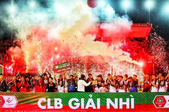 Hải Phòng FC và Nam Định FC nhận án phạt nặng vì để cổ động viên đốt pháo sáng
