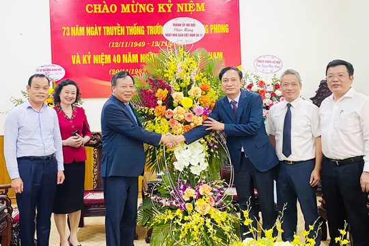 Phó Bí thư Thành ủy Nguyễn Văn Phong thăm, chúc mừng hai cơ sở đào tạo cán bộ