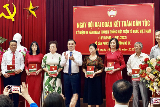 Phó Chủ tịch UBND thành phố Chử Xuân Dũng dự Ngày hội Đại đoàn kết tại quận Long Biên