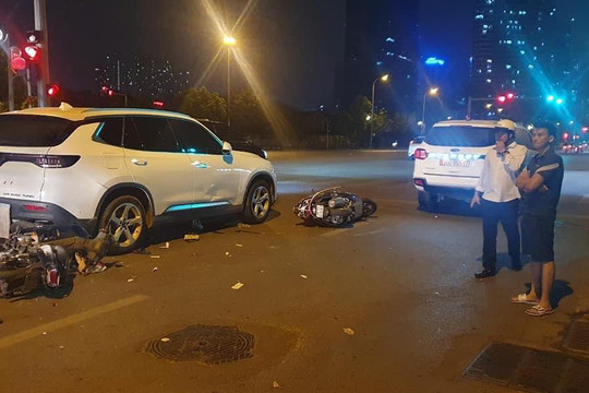 Điều tra vụ ô tô đâm nhiều người dừng đèn đỏ trên phố Dương Đình Nghệ