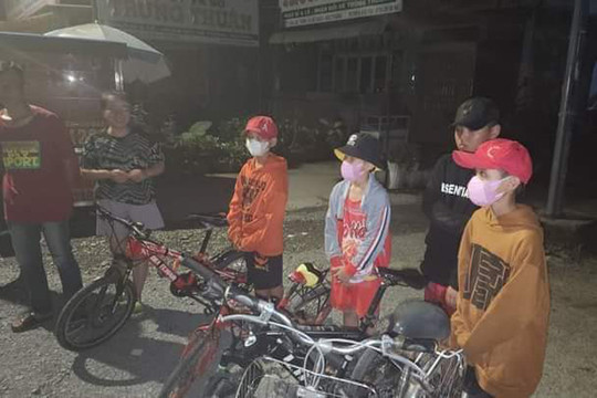 4 học sinh lớp 5 định đạp xe gần 280km thăm mẹ
