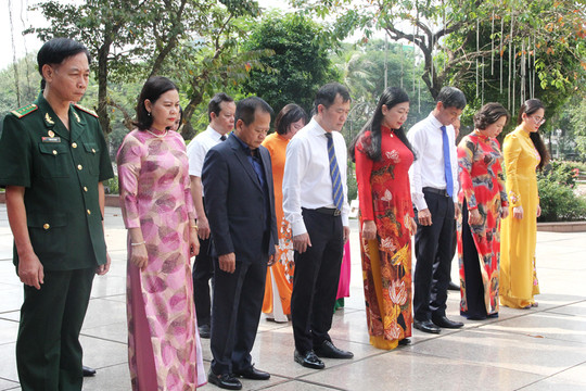 Đoàn đại biểu Ủy ban Mặt trận Tổ quốc Việt Nam thành phố Hà Nội đặt hoa tại tượng đài Bác Hồ - Bác Tôn