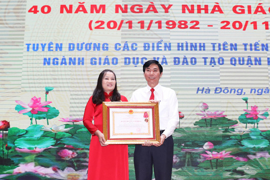 Một giáo viên ngành Giáo dục quận Hà Đông được tặng Huân chương Lao động hạng Ba