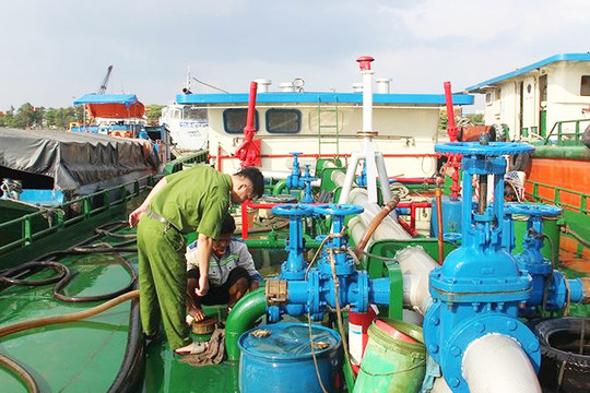 Tạm giữ nhóm thủy thủ hút trộm xăng dầu trên sông Đồng Nai