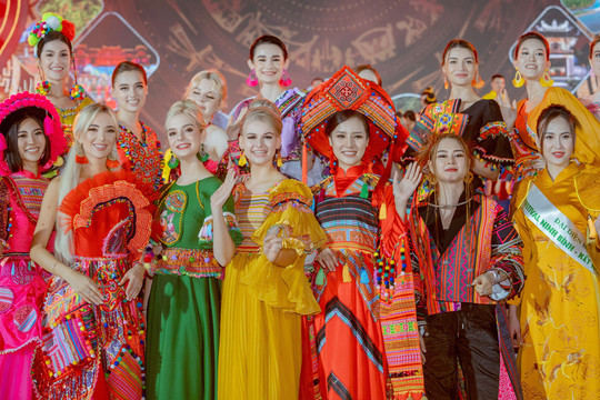Người đẹp Hoa hậu Du lịch thế giới 2022 khoe sắc trong trang phục truyền thống Việt Nam