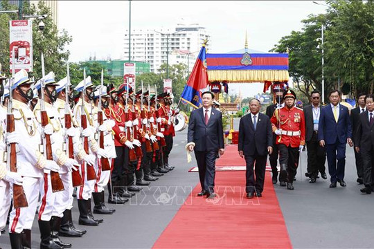 Lễ đón chính thức Chủ tịch Quốc hội Vương Đình Huệ thăm Vương quốc Campuchia