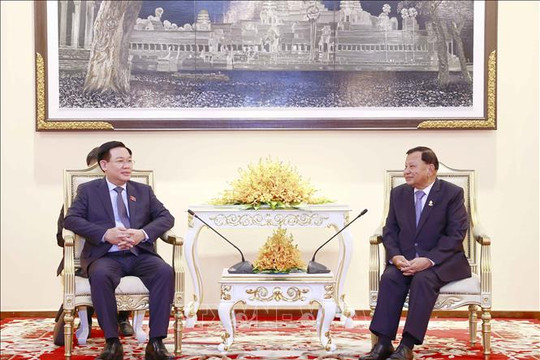 Chủ tịch Quốc hội Vương Đình Huệ hội kiến Chủ tịch Thượng viện Campuchia Samdech Say Chhum