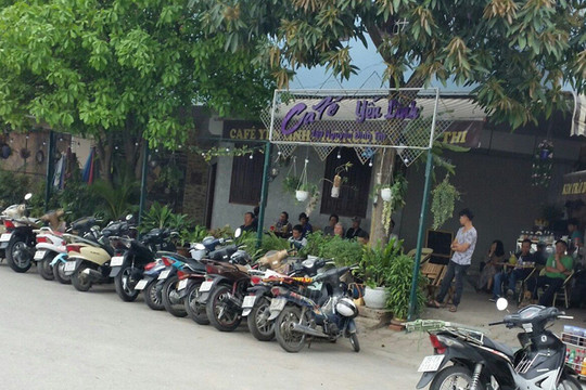 Quán cà phê lấn chiếm vỉa hè phố Nguyễn Đình Thi