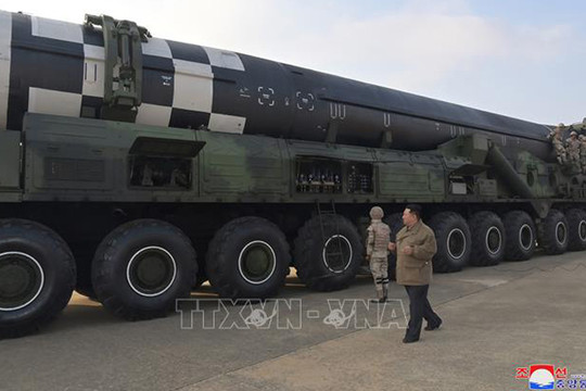 Nhà lãnh đạo Triều Tiên Kim Jong-un giám sát việc phóng thử tên lửa đạn đạo xuyên lục địa
