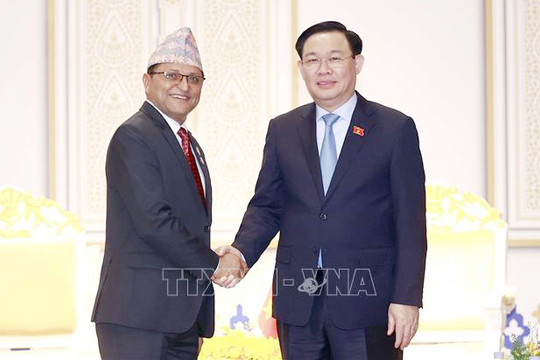 Chủ tịch Quốc hội Vương Đình Huệ gặp Chủ tịch Quốc hội Nepal Ganesh Prasad Timilsina