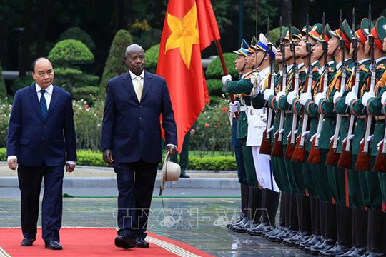 Chủ tịch nước Nguyễn Xuân Phúc chủ trì Lễ đón chính thức Tổng thống Cộng hòa Uganda