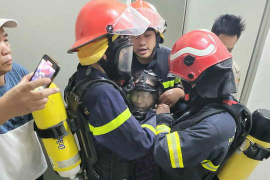 Hướng dẫn 2 người thoát khỏi đám cháy tại tòa nhà Victoria Văn Phú (Hà Đông)