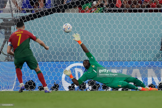 Ronaldo ghi bàn ở trận thắng kịch tính của Bồ Đào Nha