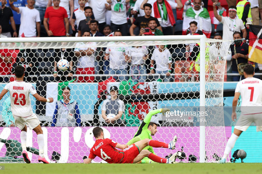 Iran đánh bại Wales ở vài phút bù giờ