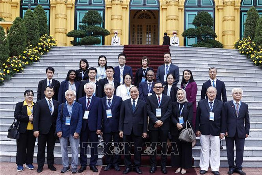 Chủ tịch nước Nguyễn Xuân Phúc tiếp các nhà khoa học dự Hội nghị Liên đoàn Các hội kinh tế ASEAN
