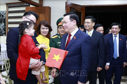 Chủ tịch Quốc hội Vương Đình Huệ gặp gỡ cán bộ Đại sứ quán Việt Nam tại Philippines