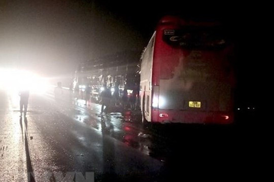 Xe khách đâm xe tải trên cao tốc Nội Bài - Lào Cai khiến 7 người thương vong
