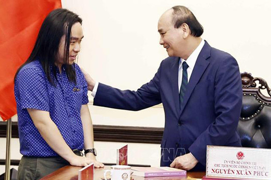 Chủ tịch nước Nguyễn Xuân Phúc gặp mặt, biểu dương tài năng trẻ trong lĩnh vực văn học