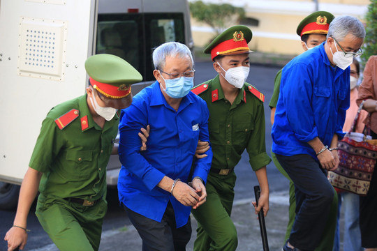 Xét xử nguyên lãnh đạo Bệnh viện Mắt thành phố Hồ Chí Minh và đồng phạm