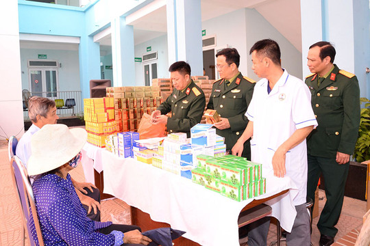 Khám bệnh, tư vấn sức khỏe, cấp thuốc cho 250 đối tượng chính sách xã Khánh Thượng, huyện Ba Vì